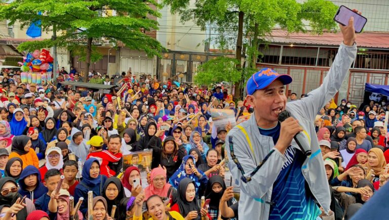 Walau Hujan, Ribuan Masyarakat Ramaikan Jalan Sehat Anak Rakyat di Kecamatan Tamalate