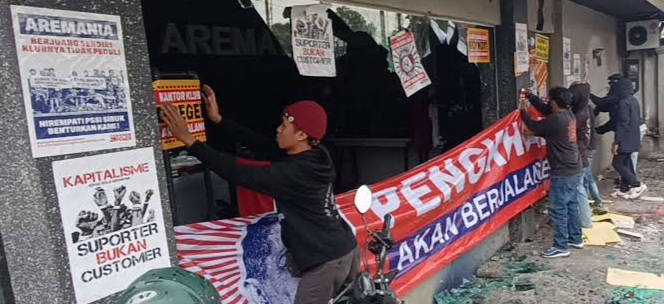 Lakukan Demo di Kantor Arema, Aremania Tuntut Tanggung Jawab Tragedi Kanjuruhan
