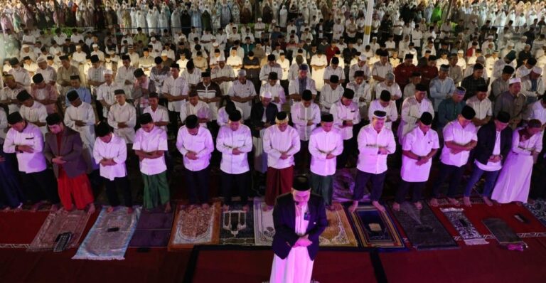 Momen Ramadhan, Ribuan Warga Makassar Salat Subuh Berjamaah di Anjungan Pantai Losari
