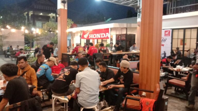 Usai Salurkan Bantuan ke Panti Asuhan, Ikatan Motor Honda Makassar Bukber di Plazgozz Cafe